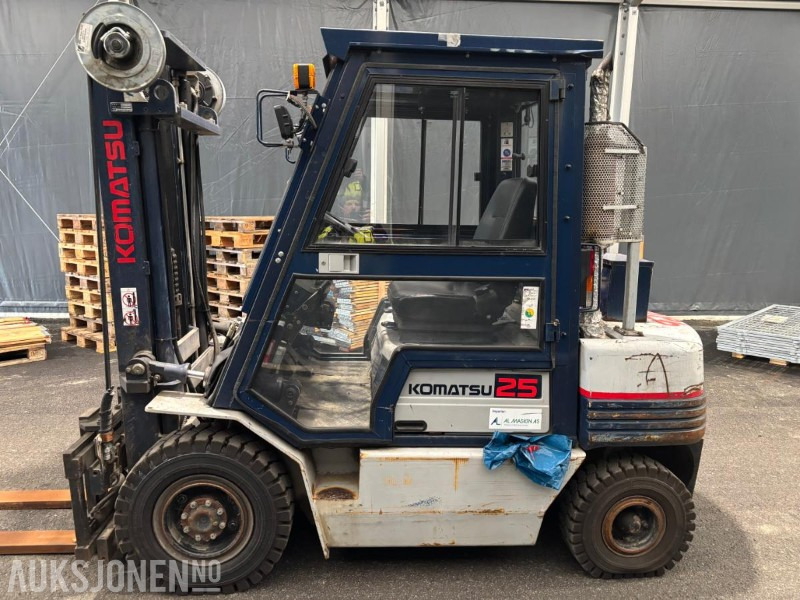 1993 Komatsu FD25T-11E dieseltruck - Material handling equipment: picture 2 1993 Komatsu FD25T-11E dieseltruck - Material handling equipment: picture 2