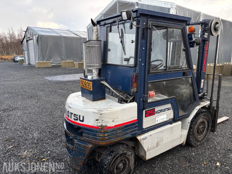 1993 Komatsu FD25T-11E dieseltruck - Material handling equipment: picture 4 1993 Komatsu FD25T-11E dieseltruck - Material handling equipment: picture 4
