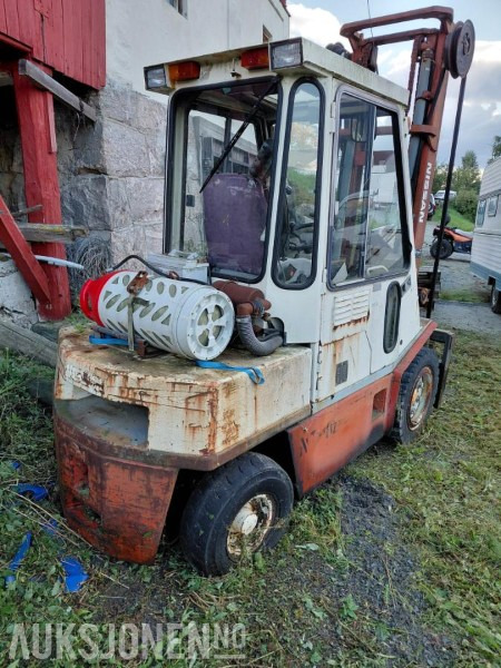 1993 Nissan RGH02A30U gaffeltruck - Material handling equipment: picture 2 1993 Nissan RGH02A30U gaffeltruck - Material handling equipment: picture 2