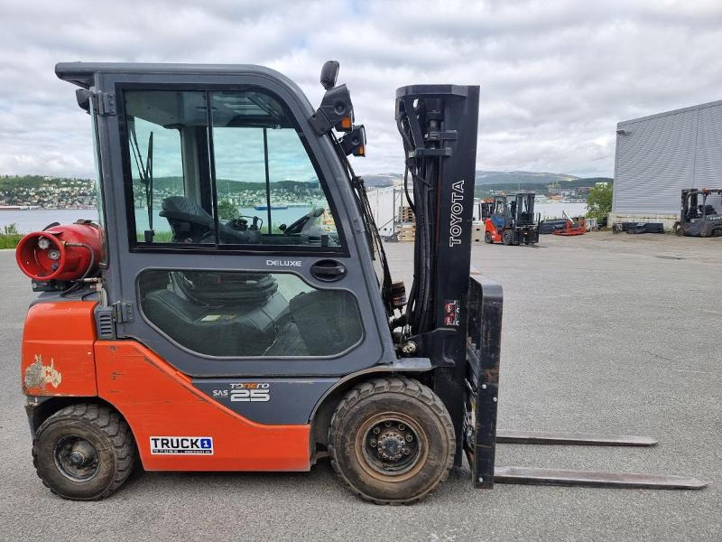 2010 Toyota 2010 Toyota 02-8FGF25 - 2,5 tonns propantruck - 4,7 m løftehøyde - Material handling equipment: picture 2 2010 Toyota 2010 Toyota 02-8FGF25 - 2,5 tonns propantruck - 4,7 m løftehøyde - Material handling equipment: picture 2