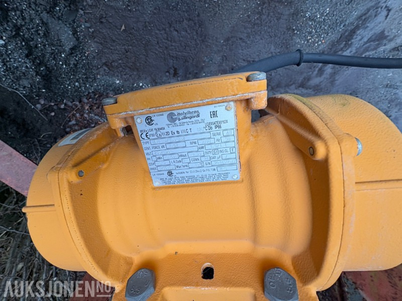 Construction equipment Silotrakt med vibrasjonsmotor: picture 6 Construction equipment Silotrakt med vibrasjonsmotor: picture 6