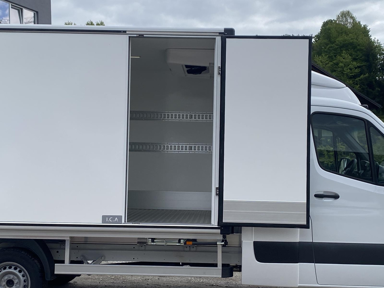 MERCEDES BENZ SPRINTER  317 CDI | DOPPELREGIME TIEFKÜHLKOFFER + BACKSLEEPER - Refrigerated van: picture 3 MERCEDES BENZ SPRINTER  317 CDI | DOPPELREGIME TIEFKÜHLKOFFER + BACKSLEEPER - Refrigerated van: picture 3