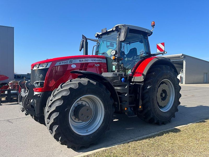 Massey Ferguson MF 8740 S "Exclusive Ausstattung" - Farm tractor: picture 4 Massey Ferguson MF 8740 S "Exclusive Ausstattung" - Farm tractor: picture 4
