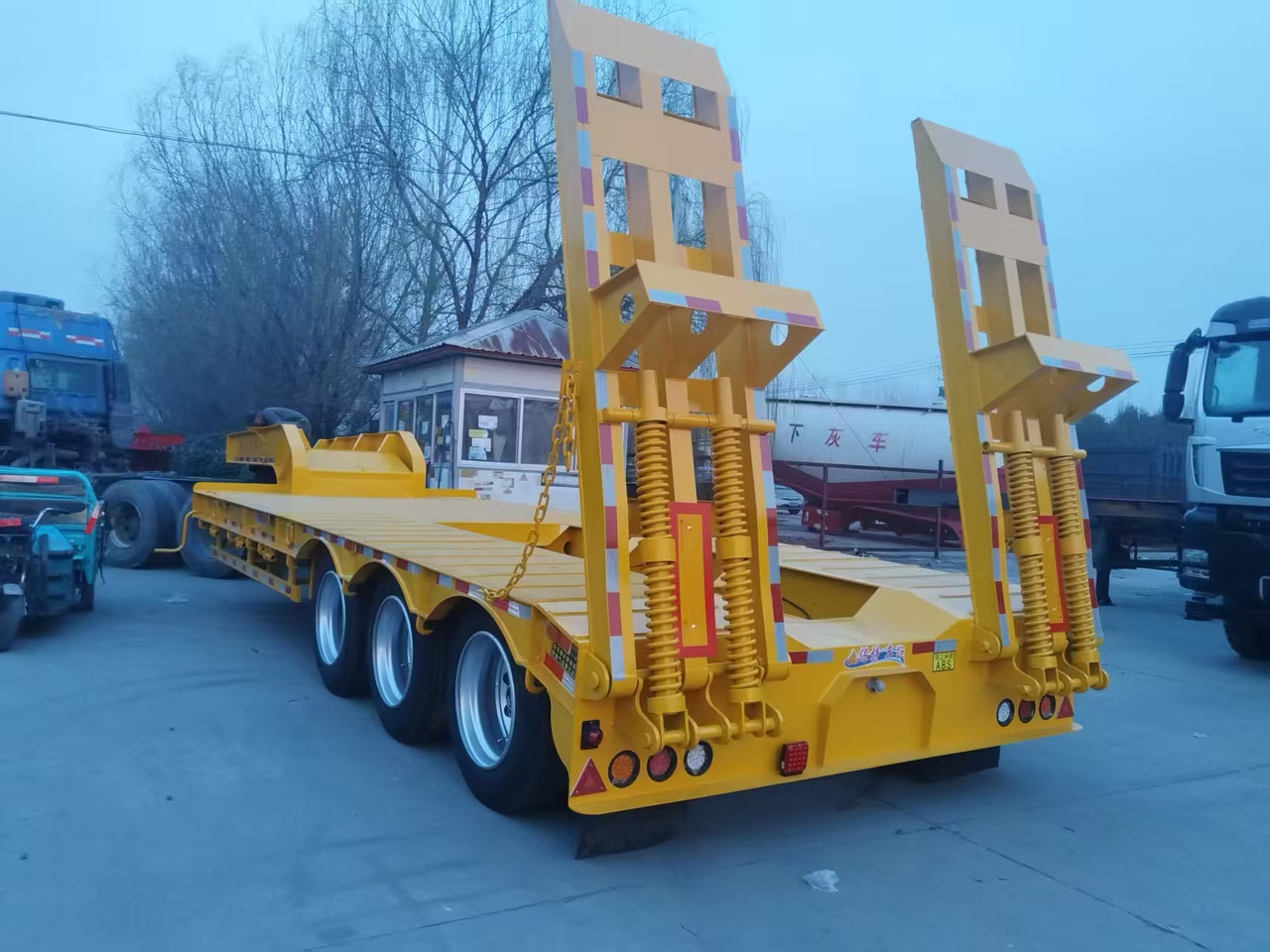 Low loader semi-trailer ZHICHENG Semni Flat Bed Low Bed Floater with 3 Axles 4 Axles New or Used 12M 13.75M In High Quality: picture 16 Low loader semi-trailer ZHICHENG Semni Flat Bed Low Bed Floater with 3 Axles 4 Axles New or Used 12M 13.75M In High Quality: picture 16