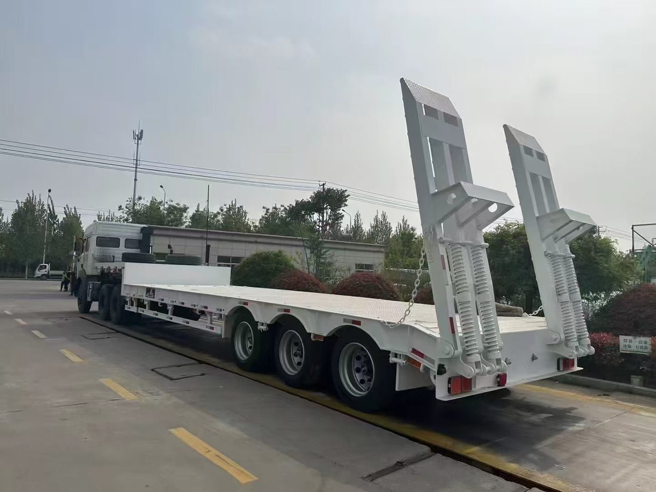 Low loader semi-trailer ZHICHENG Semni Flat Bed Low Bed Floater with 3 Axles 4 Axles New or Used 12M 13.75M In High Quality: picture 13 Low loader semi-trailer ZHICHENG Semni Flat Bed Low Bed Floater with 3 Axles 4 Axles New or Used 12M 13.75M In High Quality: picture 13