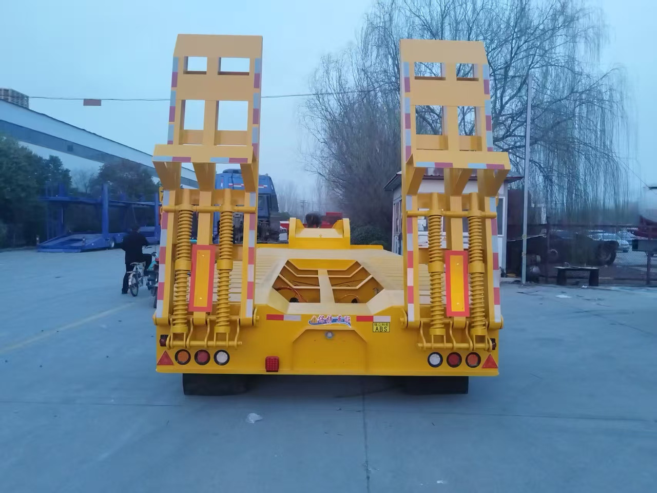 Low loader semi-trailer ZHICHENG Semni Flat Bed Low Bed Floater with 3 Axles 4 Axles New or Used 12M 13.75M In High Quality: picture 17 Low loader semi-trailer ZHICHENG Semni Flat Bed Low Bed Floater with 3 Axles 4 Axles New or Used 12M 13.75M In High Quality: picture 17