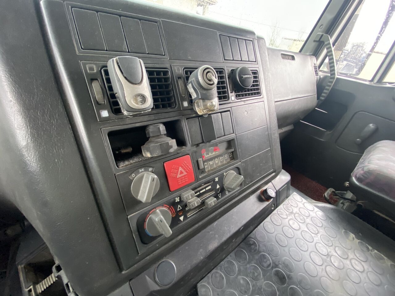 Tractor unit IVECO Eurotrakker 400E42HT 4x2 1Y3 - EURO 2 - Manual Injection Pomp -: picture 28