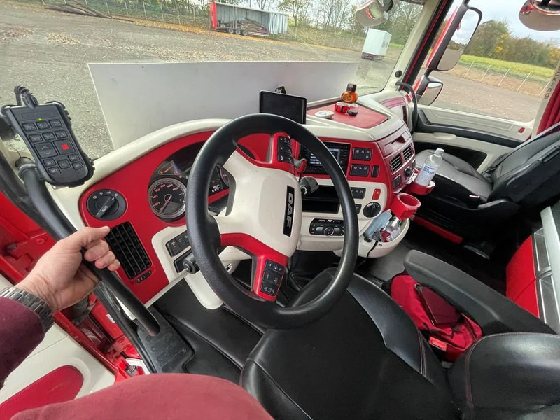 Tractor unit DAF XF 530 Twensteer Special interior. Full Air suspension Hydr. system: picture 8