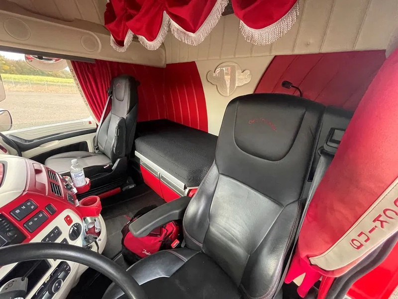 Tractor unit DAF XF 530 Twensteer Special interior. Full Air suspension Hydr. system: picture 11