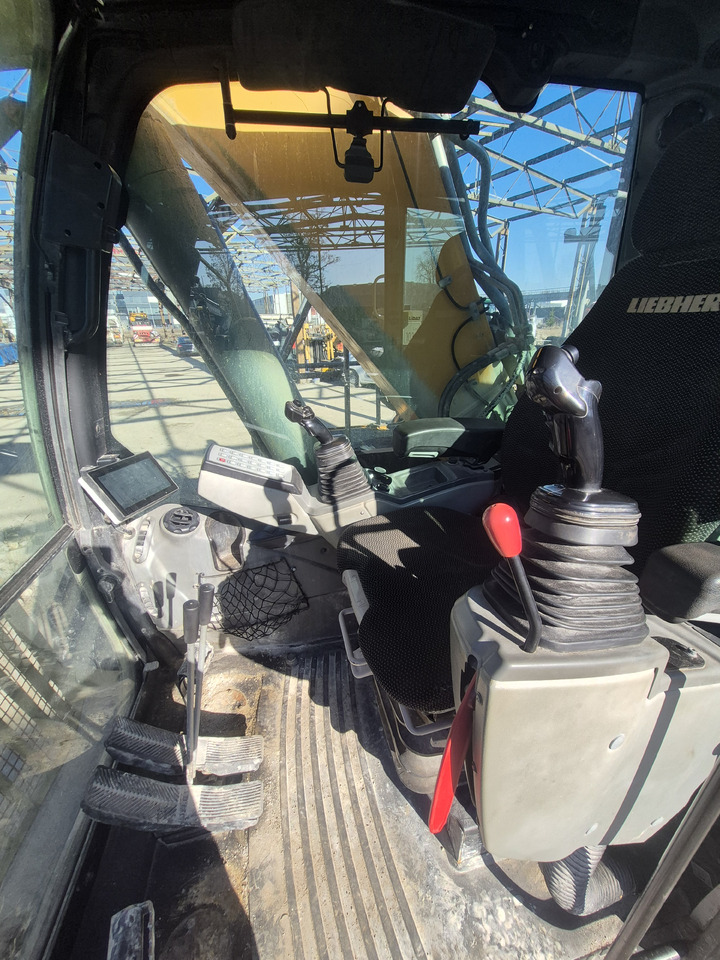 Crawler excavator LIEBHERR R926LC: picture 14