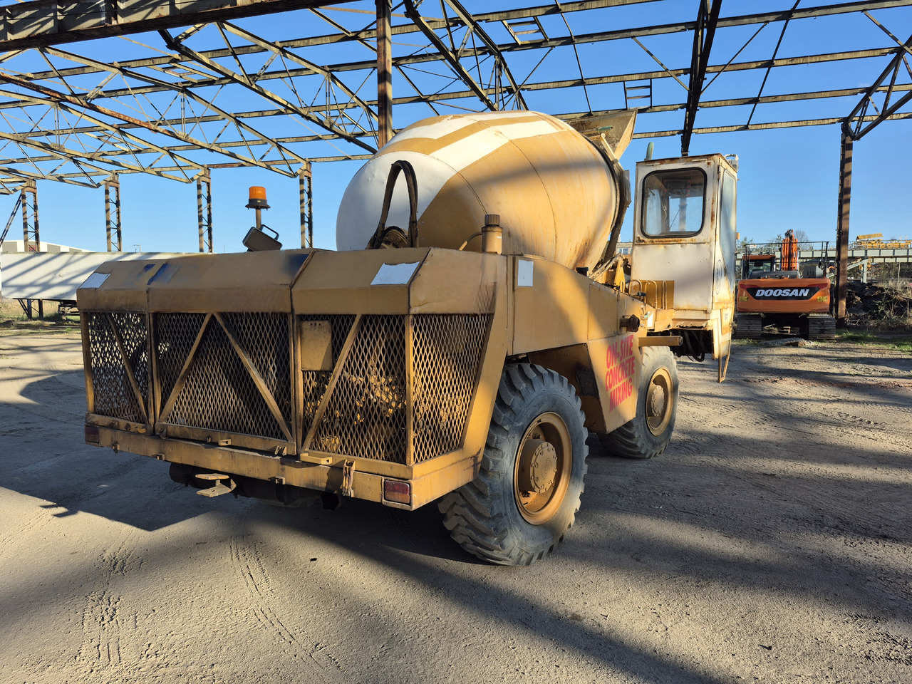 ULTRANAZZ M37E - Concrete mixer truck: picture 3 ULTRANAZZ M37E - Concrete mixer truck: picture 3