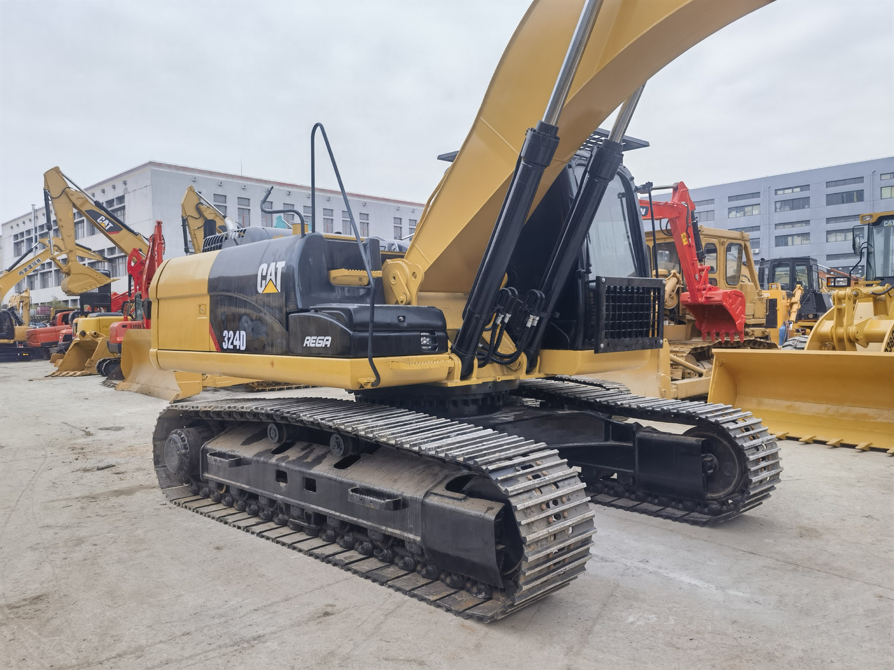 Crawler excavator CATERPILLAR 324 D: picture 6