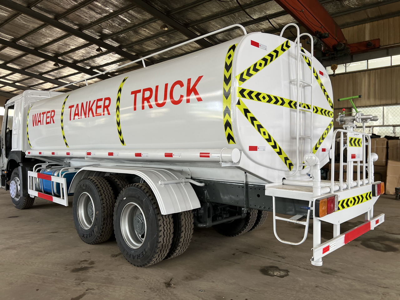 HOWO HOWO water tanker truck - Tank truck: picture 3 HOWO HOWO water tanker truck - Tank truck: picture 3