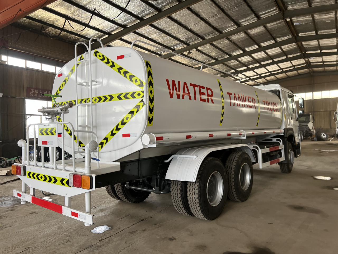 HOWO used water tank truck - Tank truck: picture 3 HOWO used water tank truck - Tank truck: picture 3
