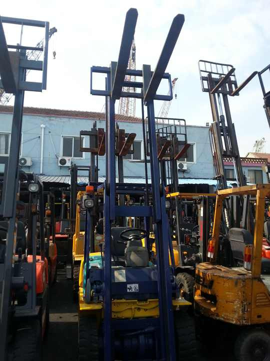Warehouse handling using TCM30 forklift 3 tons TCM FD30 used forklift FD30 used forklifts sale shanghai china - Diesel forklift: picture 5 Warehouse handling using TCM30 forklift 3 tons TCM FD30 used forklift FD30 used forklifts sale shanghai china - Diesel forklift: picture 5