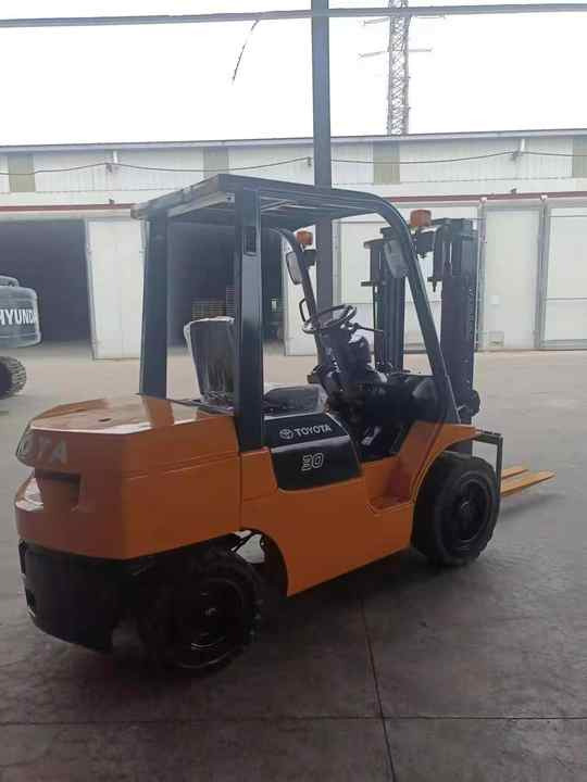 Japan used 3ton diesel toyota fd30 in good condition effective performance for sale - Diesel forklift: picture 4 Japan used 3ton diesel toyota fd30 in good condition effective performance for sale - Diesel forklift: picture 4