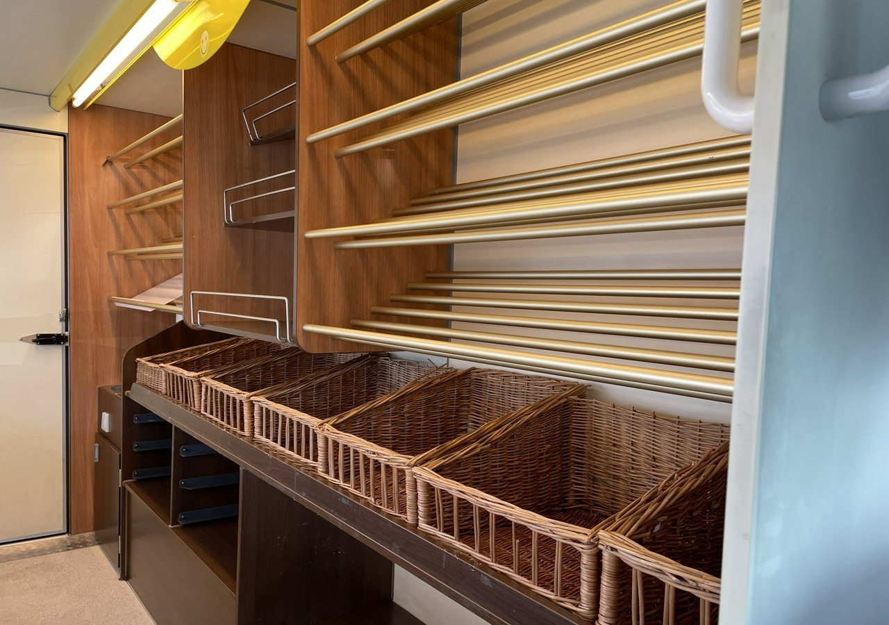 Vending truck Renault Master Autosklep pieczywa Sklep Gastronomiczny Food Truck Foodtruck 2009: picture 17