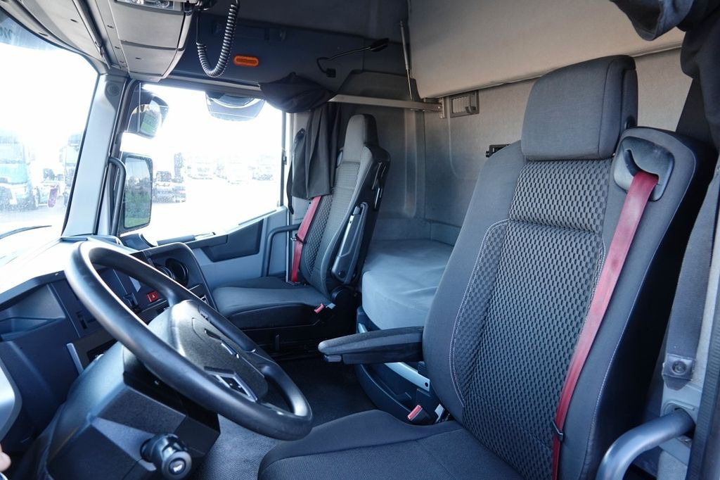 Interior photo 1: Tractor unit Renault T 480 / 13L / 2017 ROK Renault T 480 / 13L / 2017 ROK