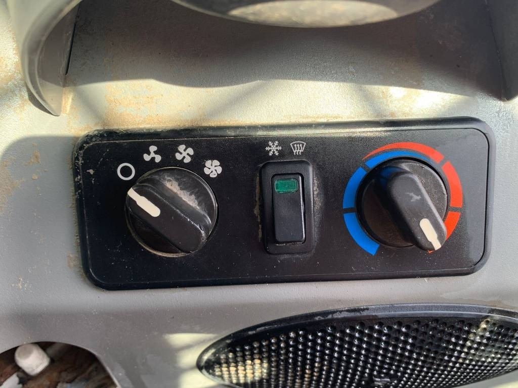 Skid steer loader Bobcat S 570: picture 13