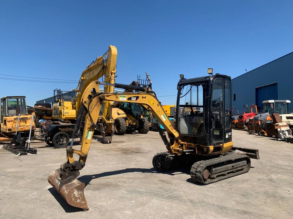 CAT 302.7 CR  - Mini excavator: picture 1 CAT 302.7 CR  - Mini excavator: picture 1