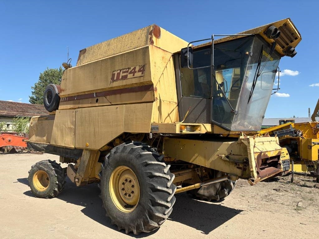 New Holland TF 44 - Combine harvester: picture 4 New Holland TF 44 - Combine harvester: picture 4
