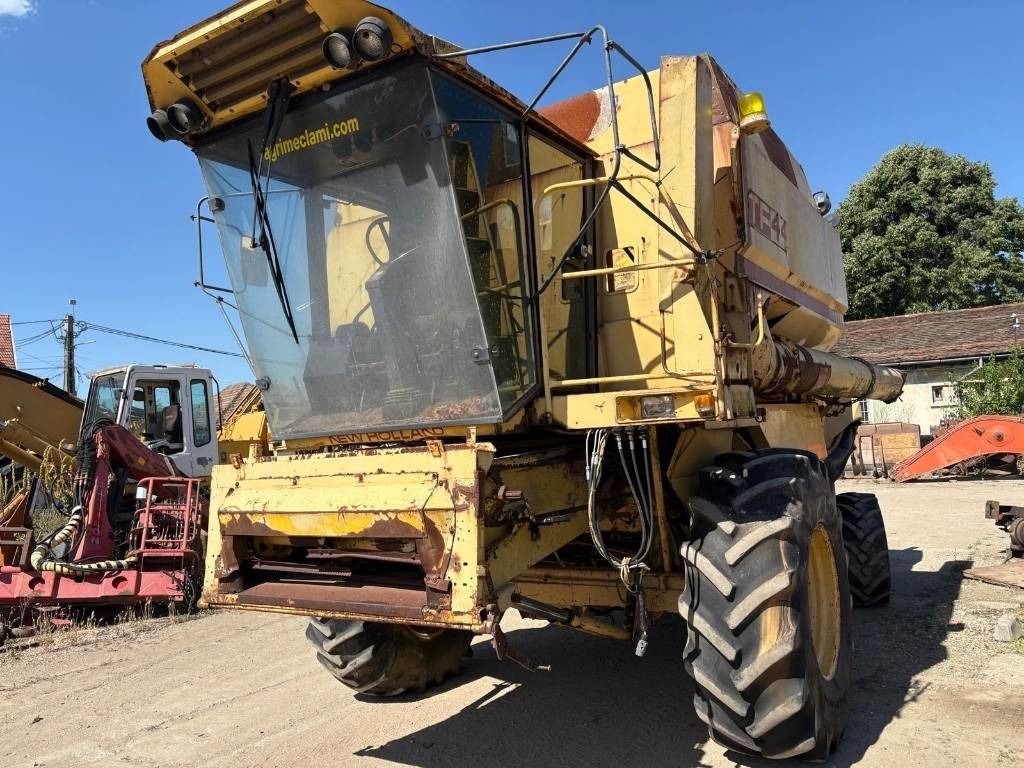 New Holland TF 44 - Combine harvester: picture 1 New Holland TF 44 - Combine harvester: picture 1