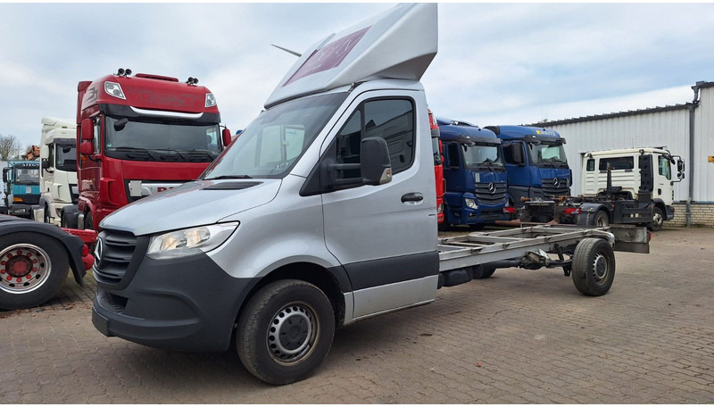 Mercedes-Benz Fahrgestell 316 - Van, Cab chassis truck: picture 1 Mercedes-Benz Fahrgestell 316 - Van, Cab chassis truck: picture 1