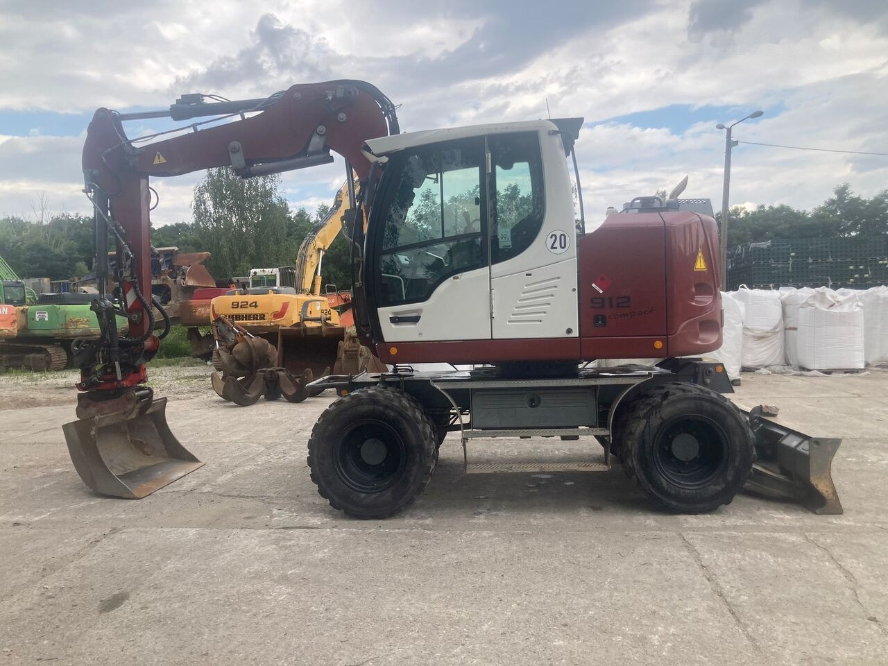 Liebherr A 912 Compact Rotator R4 - Wheel excavator: picture 1 Liebherr A 912 Compact Rotator R4 - Wheel excavator: picture 1