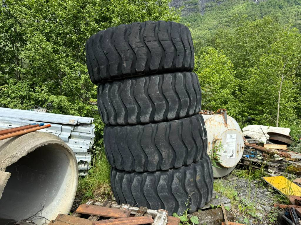 Goodyear 23,5R25 - Tire: picture 1 Goodyear 23,5R25 - Tire: picture 1