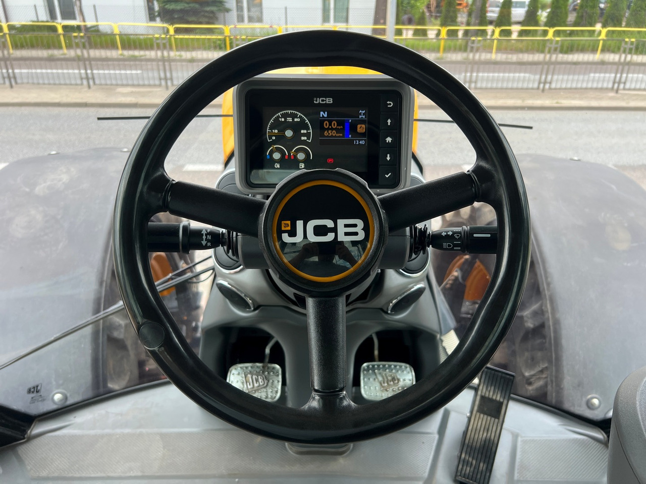 Farm tractor JCB Fastrac 4220: picture 22