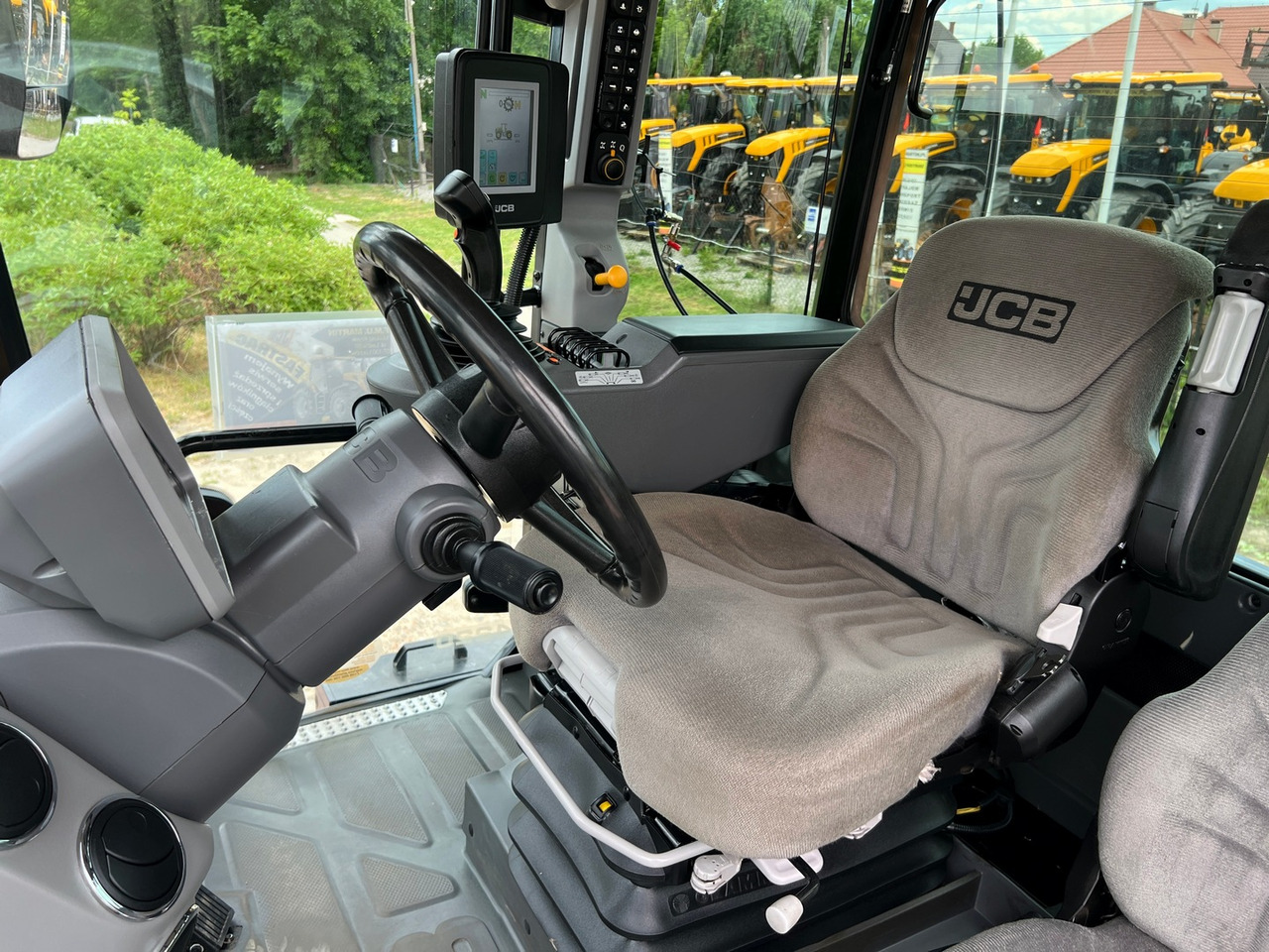 Farm tractor JCB Fastrac 4220: picture 13