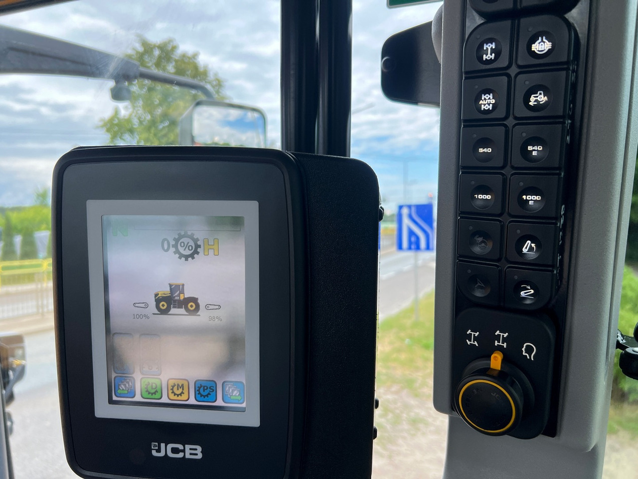 Farm tractor JCB Fastrac 4220: picture 18