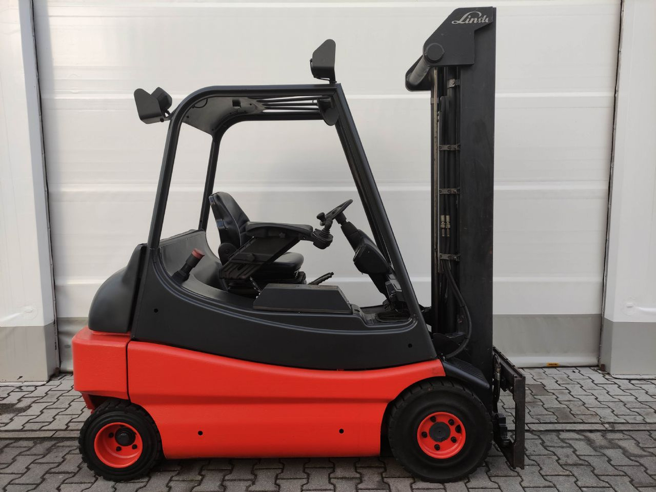 Linde E30-336-03 (LACK NEU) - Electric forklift: picture 2 Linde E30-336-03 (LACK NEU) - Electric forklift: picture 2