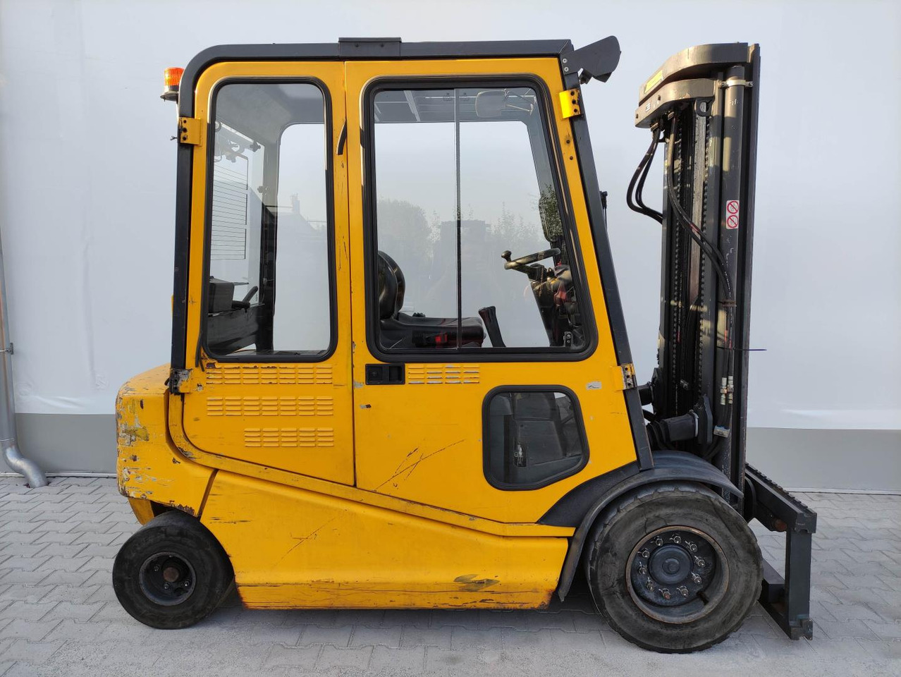OM-Pimespo XE40 - Electric forklift: picture 2 OM-Pimespo XE40 - Electric forklift: picture 2