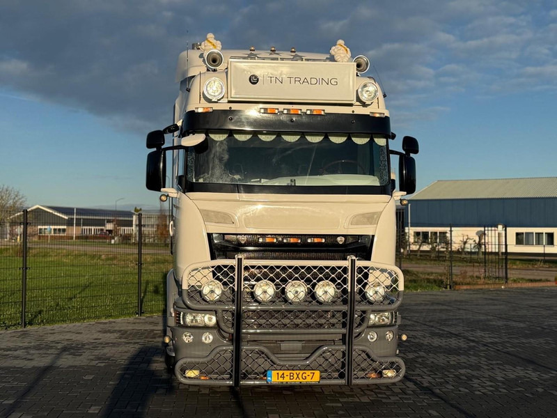 Scania R580 VOLLE SHOWTRUCK, VOLLUCHT, OPEN UITLAAT, INTERIEUR. - Tractor unit: picture 2 Scania R580 VOLLE SHOWTRUCK, VOLLUCHT, OPEN UITLAAT, INTERIEUR. - Tractor unit: picture 2