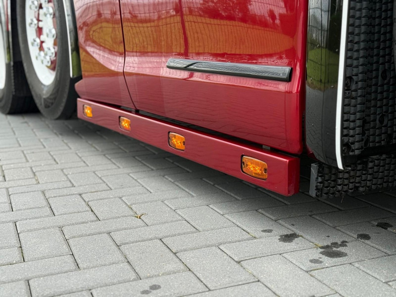 Scania S580 V8 NGS SHOWTRUCK, VOLLUCHT, RETARDER, LEER, GESTUURD. - Tractor unit: picture 4 Scania S580 V8 NGS SHOWTRUCK, VOLLUCHT, RETARDER, LEER, GESTUURD. - Tractor unit: picture 4