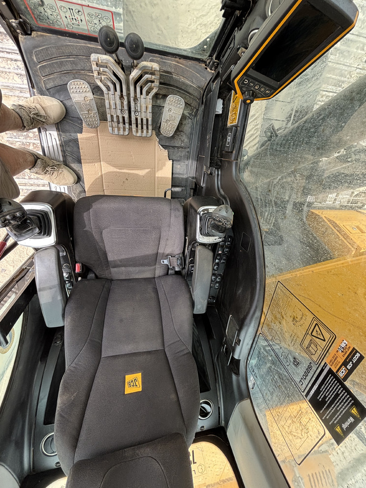 Crawler excavator JCB JS220LC: picture 12