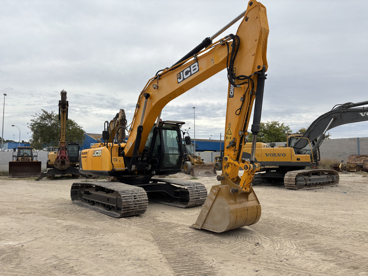 Crawler excavator JCB JS220LC: picture 7