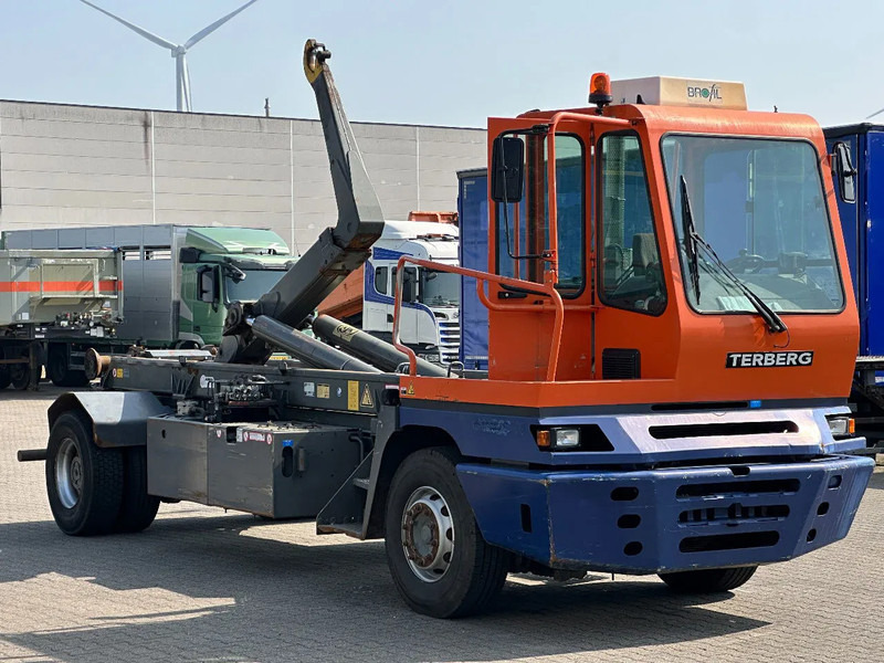 Terberg YT 222 4x2 AJK 30T Haakarm / Weegsysteem / Overdrukcabine / *NL-Kenteken* - Terminal tractor: picture 2 Terberg YT 222 4x2 AJK 30T Haakarm / Weegsysteem / Overdrukcabine / *NL-Kenteken* - Terminal tractor: picture 2