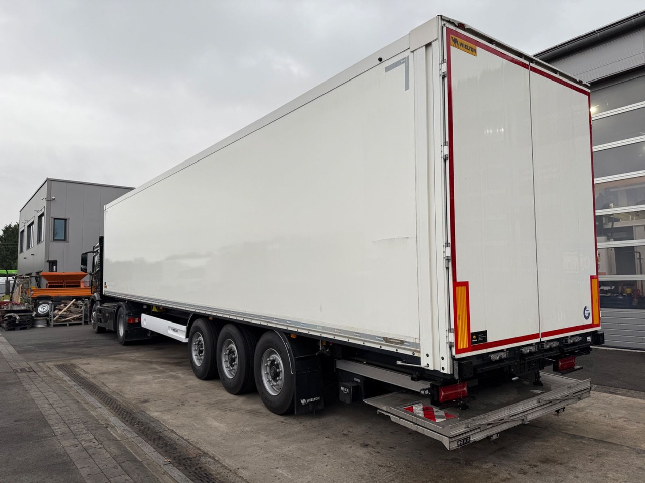 Wielton NSF3DryMaster/Ladebordwand/LBW/Standard/Taillift - Closed box semi-trailer: picture 1 Wielton NSF3DryMaster/Ladebordwand/LBW/Standard/Taillift - Closed box semi-trailer: picture 1