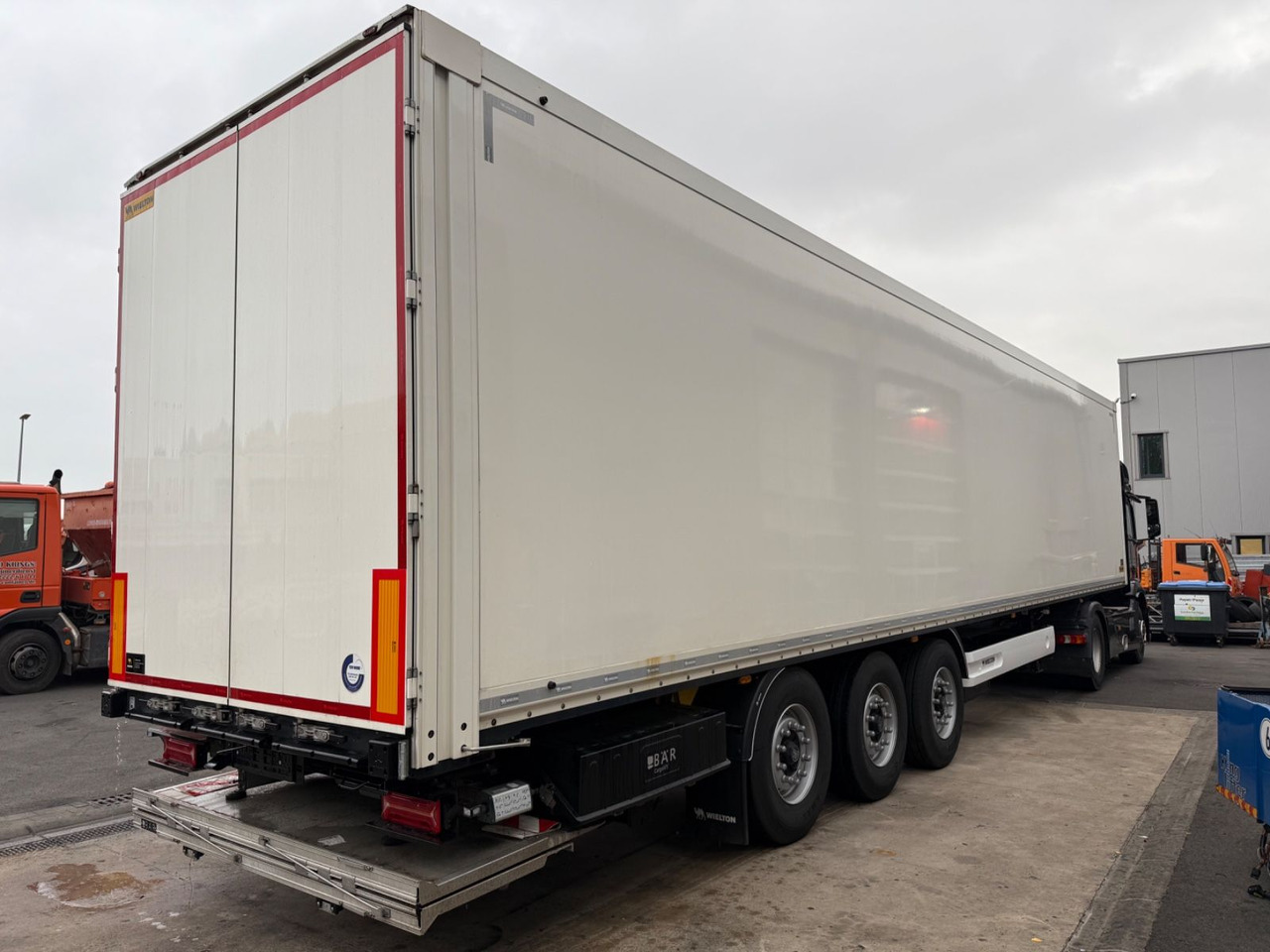 Wielton NSF3DryMaster/Ladebordwand/LBW/Standard/Taillift - Closed box semi-trailer: picture 4 Wielton NSF3DryMaster/Ladebordwand/LBW/Standard/Taillift - Closed box semi-trailer: picture 4