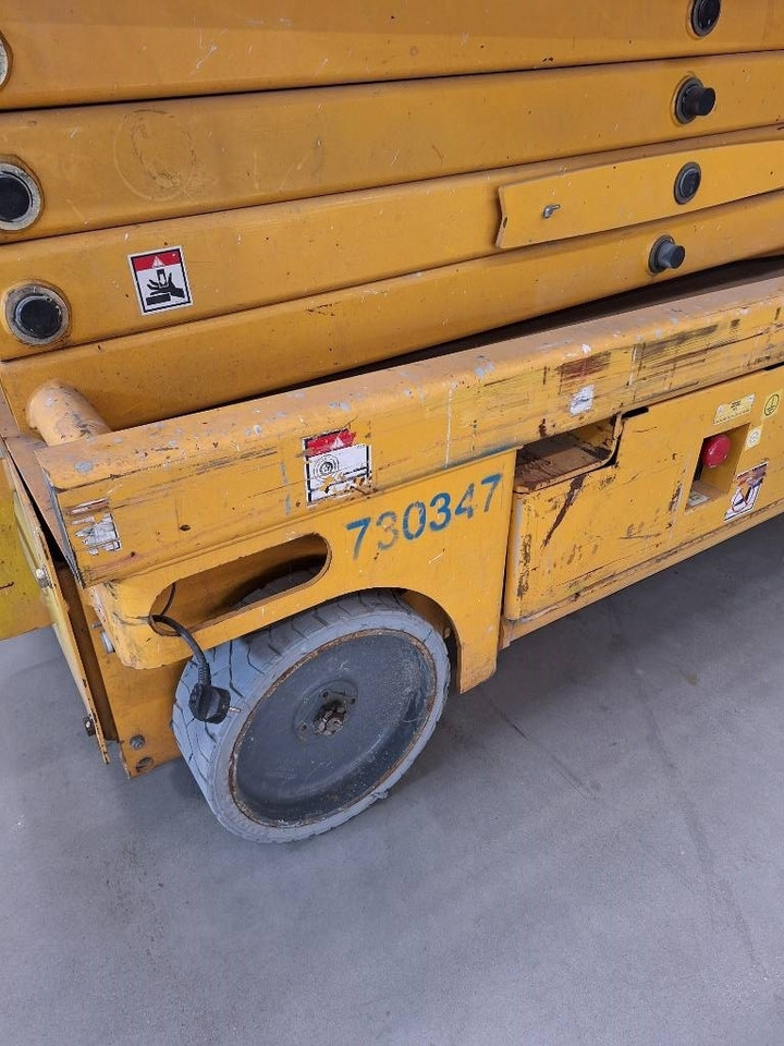 Haulotte Compact 12 - Scissor lift: picture 2 Haulotte Compact 12 - Scissor lift: picture 2
