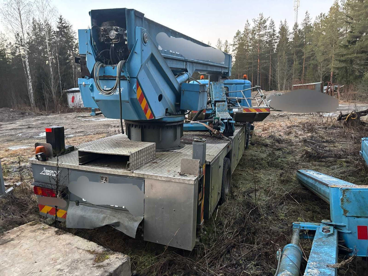 Scania P94 truck and Bronto Skylift telescopic crane - Crane truck: picture 5 Scania P94 truck and Bronto Skylift telescopic crane - Crane truck: picture 5