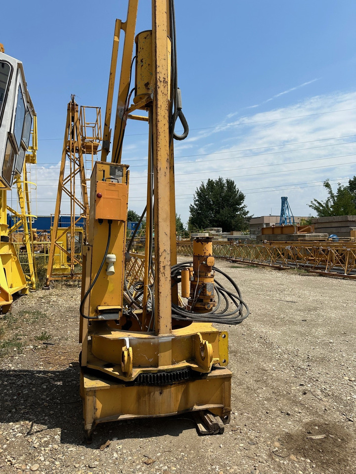 LIEBHERR 30 LC with chassis - Tower crane: picture 1 LIEBHERR 30 LC with chassis - Tower crane: picture 1