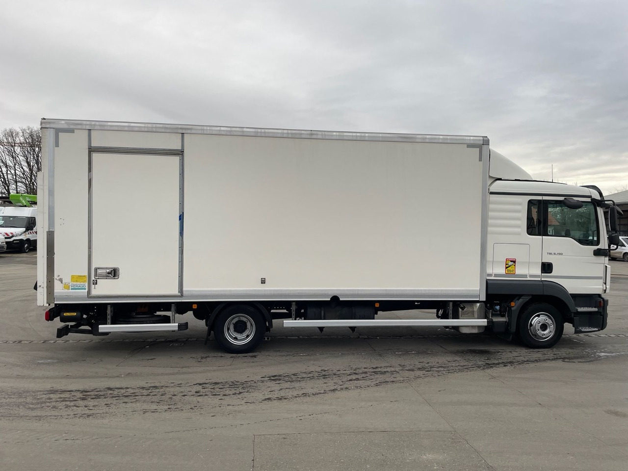 Box van MAN TGL 8.190 4x2 BL Koffer/LBW/PALFINGER/AC/EU6d: picture 11 Box van MAN TGL 8.190 4x2 BL Koffer/LBW/PALFINGER/AC/EU6d: picture 11