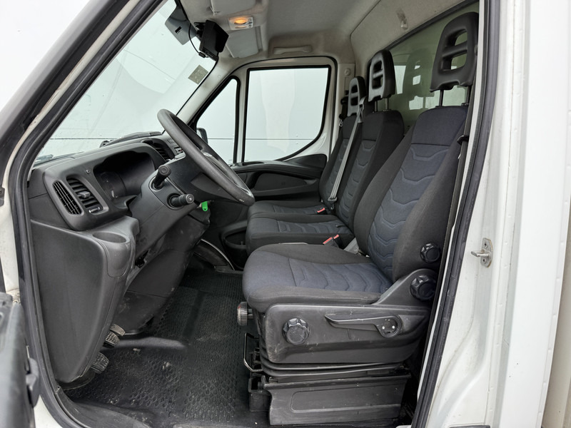Iveco Daily 35S16 2.3 Bakwagen met achterdeur 3,5t Trekhaak Meubelbak Koffer Airco Cruise Control Camera - Box van: picture 5 Iveco Daily 35S16 2.3 Bakwagen met achterdeur 3,5t Trekhaak Meubelbak Koffer Airco Cruise Control Camera - Box van: picture 5