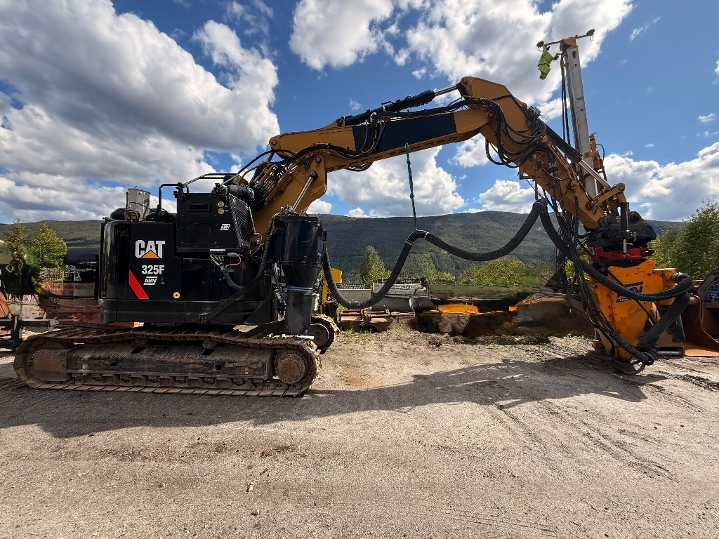 CAT 325 FL CR  - Excavator: picture 4 CAT 325 FL CR  - Excavator: picture 4