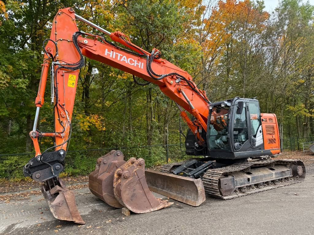 Crawler excavator Hitachi ZX 225 US LC-6: picture 1
