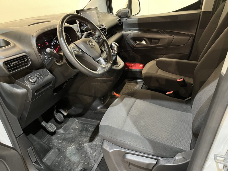 Interior photo 2: Small van Opel Combo 1.5D L2H1 Innovation / Euro 6 / Airco / Camera / Cruise Control / Navigatie / CarPlay / LMV  / BPM VRIJ !!
