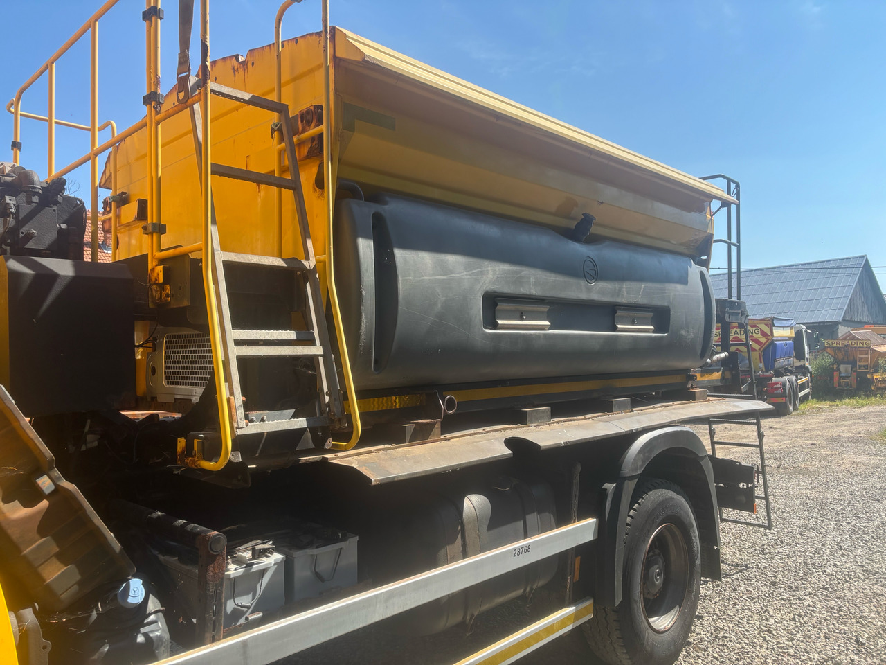 MERCEDES AROCS 1824 4x4BB GRITTER/SPREADER/PLOUGH - Snow removal vehicle: picture 3 MERCEDES AROCS 1824 4x4BB GRITTER/SPREADER/PLOUGH - Snow removal vehicle: picture 3